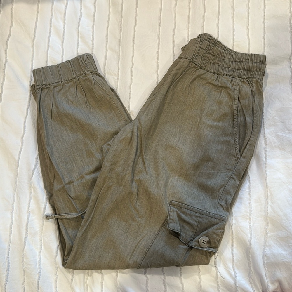 Size small Army green joggers - Dress Forum